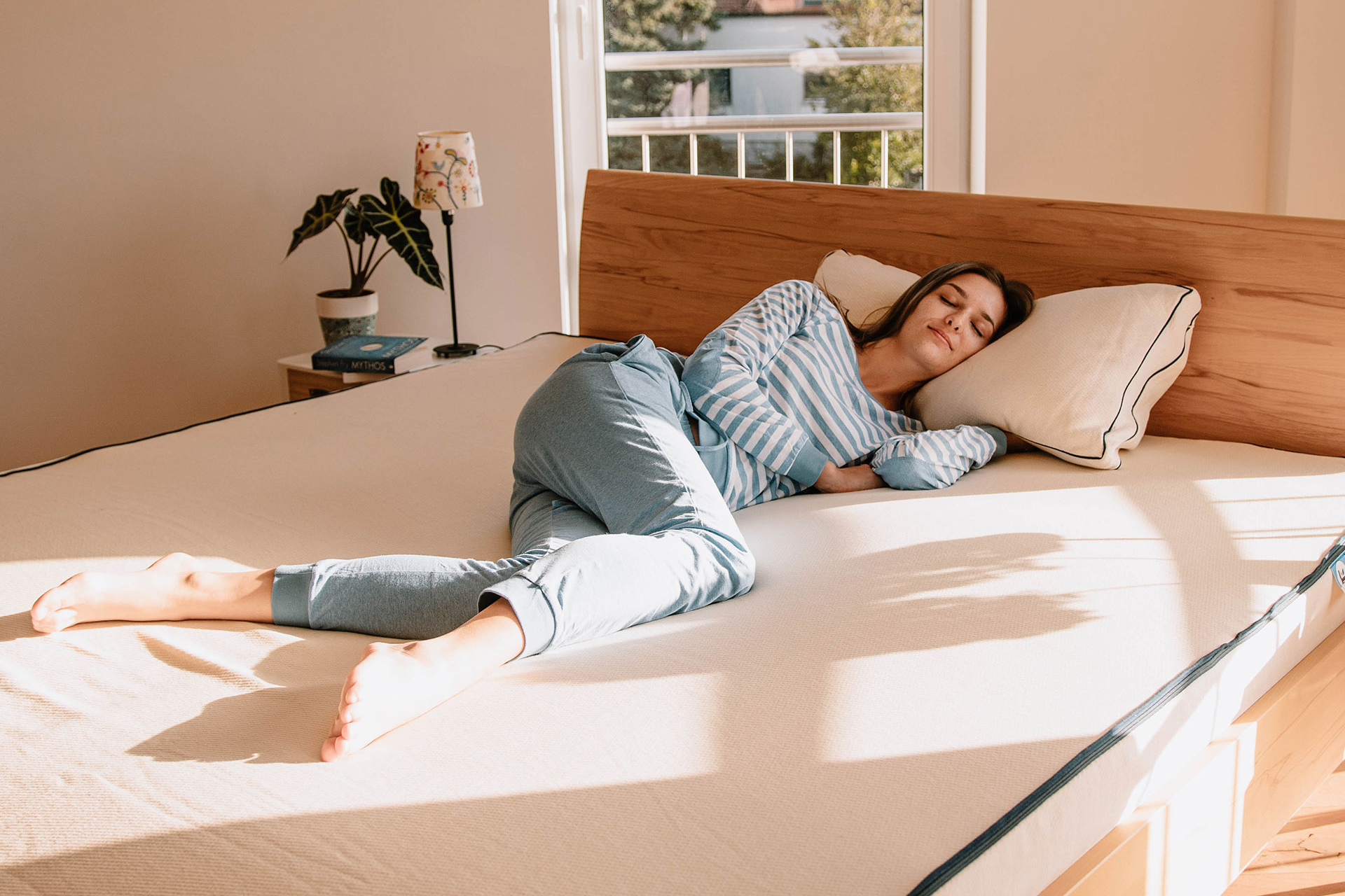 Una Homepage 1920px Natural latex mattress Eva 1291 492 1024x390 1